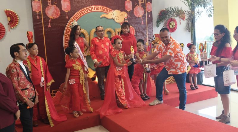 Putri Perwira Polri Raih Piala Lomba Fashion Show Busana Pesta Chinese New Year 2025