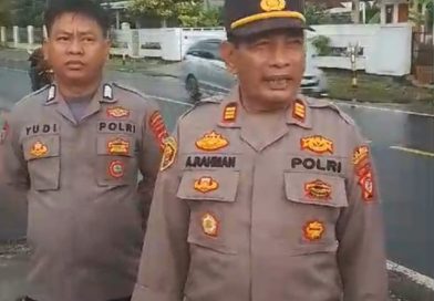 Gotong Royong Polsek dan Warga Padaherang Atasi Genangan Air di Jalan Raya