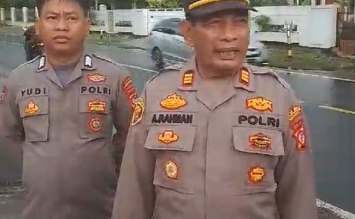 Gotong Royong Polsek dan Warga Padaherang Atasi Genangan Air di Jalan Raya