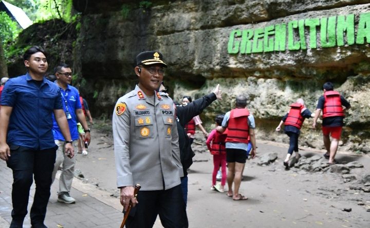 Kapolres Pangandaran Pimpin Pengamanan Libur Panjang di Objek Wisata Utama